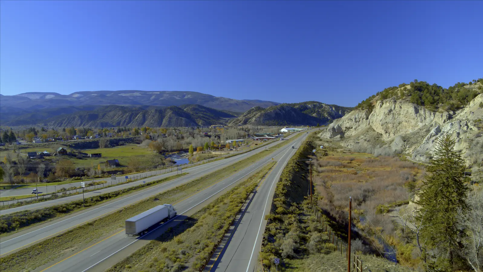 Commercial truck on a Colorado mountain highway | Colorado bus accident attorney | Lionheart Injury Law